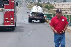 Personal de emergencia atendió el incidente en el libramiento Carlos Salinas de Gortari, donde una pipa fue retirada para su revisión tras el reporte.