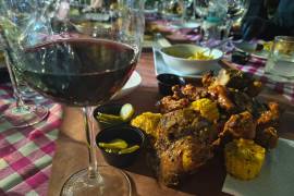 El segundo tiempo de esta cena constó de alitas, costillas, elote dulce, salchicha ahumada, macarrones con queso y un sándwich de brisket.