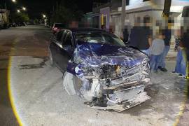 Debido a la fuerza del impacto, el automóvil Volkswagen giró 180 grados y terminó en sentido contrario a la circulación, con severos daños en la parte frontal de la unidad.
