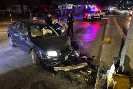 El vehículo impactado quedó obstruyendo la lateral del periférico Luis Echeverría Álvarez tras el choque contra la base del puente vehicular.