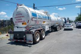 Unidades de transporte de combustible avanzan bajo resguardo ante intentos de extorsión.