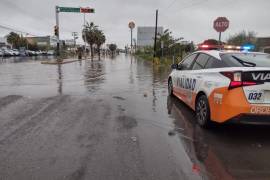 Elementos de Tránsito y Vialidad, mantienen presencia en diferentes cruceros de la ciudad.