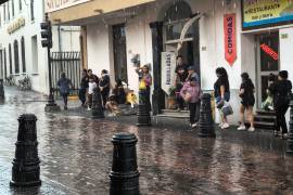 La tarde de este jueves una ligera llovizna sorprendió a los saltillenses.