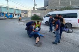 Vecinos del sector solicitaron apoyo al sistema de emergencias al observar al hombre tendido e inconsciente sobre la carpeta asfáltica durante la mañana de este jueves.