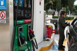 Además los consumidores de gasolina Premium pagarán desde este sábado 1.28 pesos del impuesto al consumo de ese carburante por cada litro, es decir, 96 centavos más que la semana pasada