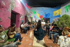 El primer fandango en Casa Rosa, el 13 de septiembre de 2025, con papel picado, músicos y bailadores sobre la tarima.