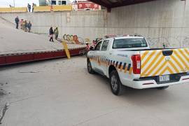 Paramédicos de la Cruz Roja brindaron atención al hombre lesionado.