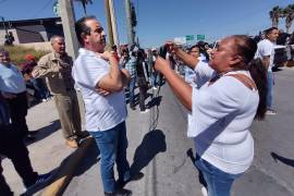 Luis Gurza, administrador General de Recaudación , conversó con los manifestantes, explicándoles la situación con los vehículos chocolate.