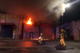 El negocio ubicado en la calle Xicoténcatl, en el cruce con Narciso Mendoza, se encontraba envuelto en llamas.
