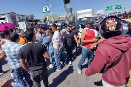 Los manifestantes bloquearon el periférico Luis Echeverría, exigiendo respuestas sobre la entrega de placas vehiculares.