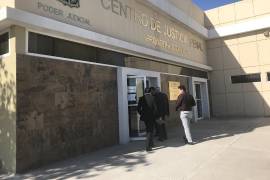 El imputado acudió a audiencia inicial en el Centro de Justicia Penal Acusatorio, donde el juez determinó modificar la medida cautelar.