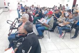 Adultos mayores recibieron en la Infoteca municipal los vales que les permitirán acceder sin costo a cirugías de cataratas.