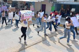 En Coatepec marcharon para exigir justicia para Abigail. La estudiante de bachillerato se suicidó presuntamente porque su maestro abusó de ella