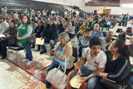 Cientos de ciudadanos acudieron al gimnasio Milo Martínez para aprovechar los descuentos del Registro Civil.