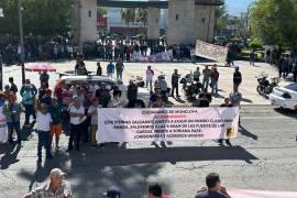 La movilización concluyó con un mitin frente a la Presidencia Municipal, donde los ex obreros dirigieron sus exigencias a las autoridades federales.