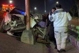 El vehículo Ford Mustang quedó severamente dañado tras impactarse contra una luminaria en el distribuidor vial El Sarape.