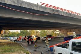 El vehículo se precipitó desde el puente y cayó sobre otras dos unidades, en donde uno de los conductores resultó con lesiones leves y el otro salió ileso.