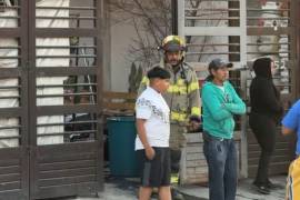 Elementos del Cuerpo de Bomberos acudieron al lugar para controlar la situación y retirar el tanque de gas.