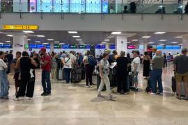 En el interior de la terminal se observaron filas extensas de visitantes que buscaban salir del destino turístico.