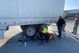 Tras el choque, el joven quedó tendido sobre la vialidad, lo que movilizó a cuerpos de emergencia.