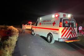 Paramédicos de la Cruz Roja brindaron atención prehospitalaria al lesionado antes de su traslado al hospital.