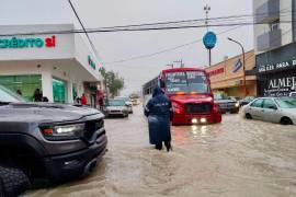 Elementos de seguridad y de investigación realizaron labores de apoyo en zonas afectadas por las lluvias registradas en Coahuila.