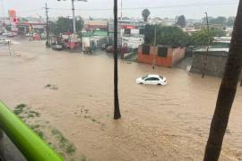 En distintos puntos de la ciudad se registraron encharcamientos y cierres preventivos de circulación debido a la intensidad de las precipitaciones.