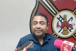 Elementos de Protección Civil recomiendan mantener las luces lejos de materiales inflamables.