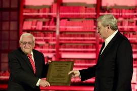 Armando Fuentes Aguirre, “Catón”, recibió de manos del alcalde José María Fraustro Siller, la placa con el título de “Profeta en su Tierra”.