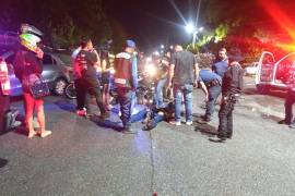 Las primeras versiones señalan que el motociclista circulaba a exceso de velocidad y presuntamente ignoró la luz roja de un semáforo antes de impactarse contra el vehículo con placas del estado de Durango.