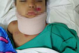Familiares del menor solicitaron apoyo para localizar al conductor involucrado en el percance.