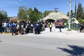 Más de 700 estudiantes y docentes del CBTA 21 participaron en un simulacro de derrame químico, como parte de las acciones de prevención en el plantel.