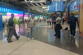 Guardia Nacional reforzó la vigilancia en el Aeropuerto de Monterrey con revisiones a pasajeros y equipaje para prevenir el traslado de objetos y sustancias ilícitas.