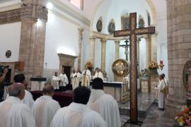 Durante la Misa Crismal en Monclova, el obispo bendijo los santos óleos utilizados en sacramentos como el bautismo y la unción de enfermos.