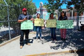 Padres de familia se manifestaron afuera del jardín de niños “Felipa Rodríguez Valdés” para exigir la salida definitiva de la docente señalada por presunto maltrato infantil.