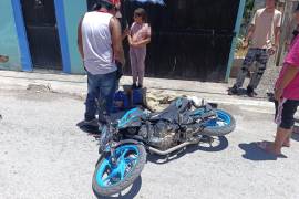 Tras el impacto, el conductor de la motocicleta presentó posibles fracturas, mientras que su acompañante resultó con golpes leves y fue atendido en el lugar del percance.