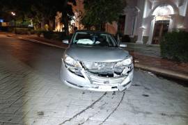 Un automóvil terminó con severos daños en la parte frontal luego de impactarse contra una barda durante la madrugada del domingo.