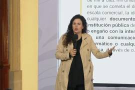 Luisa María Alcalde, consejera jurídica de la Presidencia, explicó que haber nacido fuera de México no impide que una persona sea considerada mexicana por nacimiento cuando alguno de sus progenitores tiene la nacionalidad mexicana.