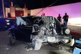 Bomberos de Parras trabajaron durante aproximadamente 30 minutos para liberar al joven conductor que quedó prensado entre los restos del Volkswagen “Bocho”.