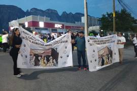 La protesta se registró en el marco de la celebración del Grito de Independencia y tras una confrontación con policías municipales se reportaron cuatro detenidos.