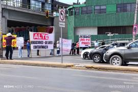 Vecinos del Norte de Saltillo bloquearon parcialmente el bulevar Venustiano Carranza para exigir atención ante las inundaciones.