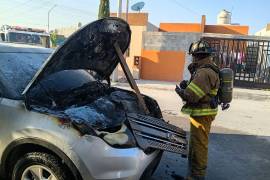 Elementos del Cuerpo de Bomberos sofocaron las llamas que afectaron principalmente el área del motor de la Ford Explorer.