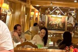 Cuauhtémoc Blanco fue fotografiado con su esposa en un restaurante de Barcelona durante el receso del Congreso; el lugar ofrece platillos de hasta 5 mil 426 pesos.
