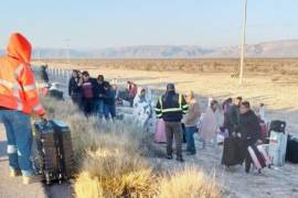 Personal de emergencia aparece atendiendo el siniestro en la carretera federal.