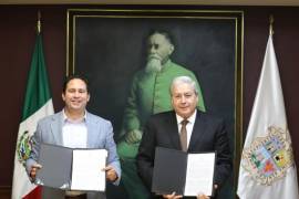 Javier Díaz González, alcalde entrante de Saltillo, y José María Fraustro Siller, alcalde saliente, quien le deseó la mejor de las suertes a su sucesor.