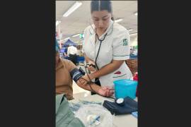 Especialistas del IMSS recomiendan monitorear la presión arterial de forma constante.