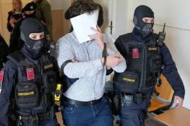 El acusado Beran A. luce una camisa nueva al ser devuelto a la sala del tribunal de distrito de Wiener Neustadt, Austria, donde está siendo juzgado por planear un ataque contra uno de los conciertos de la superestrella Taylor Swift en Viena en agosto de 2024 y por jurar lealtad al grupo Estado Islámico, el martes 28 de abril de 2026.