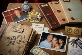 Elementos clave en la investigación sobre Jeffrey Epstein y Ghislaine Maxwell en el Reino Unido, incluyendo la fotografía de 2001 que fue pieza central de las denuncias de Virginia Giuffre.