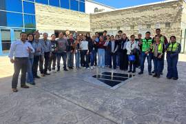 Brigada universitaria llevó servicios médicos y orientación a trabajadores de Magna Estampados, en Ramos Arizpe.