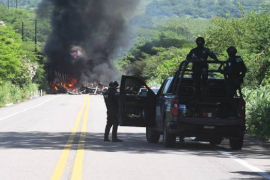 También que se localizó una fosa clandestina, con tres personas del sexo masculino sin signos vitales, cuya identidad se desconoce